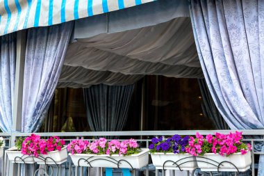 Dekor Tekstil tavanda ve çiçeklik çiçekleri ile perde şeklinde ile bol dökümlü.