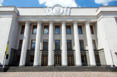 Kiev, Ukrayna - 4 Haziran 2018: Verkhovna Rada Ukrayna, Ukrainea Yüksek Konseyi Ukrayna Kiev tek kamaralı Meclis, Hükümet Konağı'nın sütunlarla beyazdır.