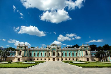 Kiev, Ukrayna - 4 Haziran 2018: Mariinsky Palace Kiev, çimenler mavi gökyüzü ile bir alanı ile Barok tarzda bir mimari yapı.