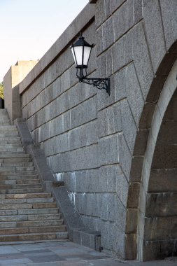 Arka planda siyah renk beyaz cam eklemek taşlı Ferforje fenerle beton yapı adımları.