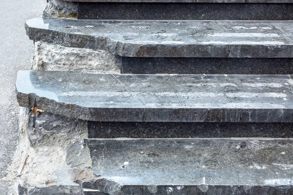 Escaleras Mármol Oscuro Con Esquinas Rotas Peligrosas Para Subir Primer —  Fotos de Stock