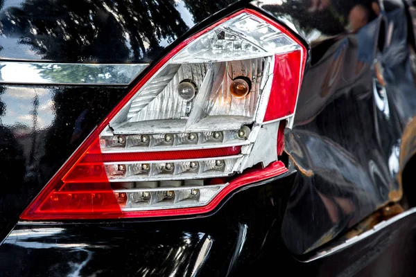 Uma Luz Traseira Danificada Incidente Pára Lamas Carro Uma Luz — Fotografia de Stock