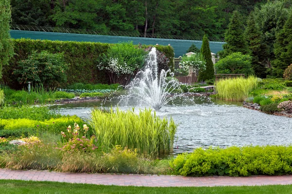 Estanque Artificial Con Una Fuente Agua Paisaje Plantado Alrededor Del — Foto de Stock