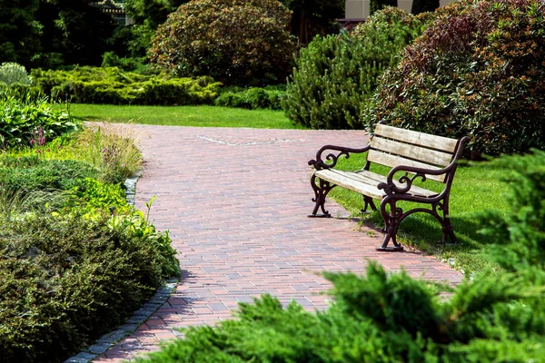 Banco Retro Madeira Com Pernas Forjadas Montadas Parque Com Plantas — Fotografia de Stock