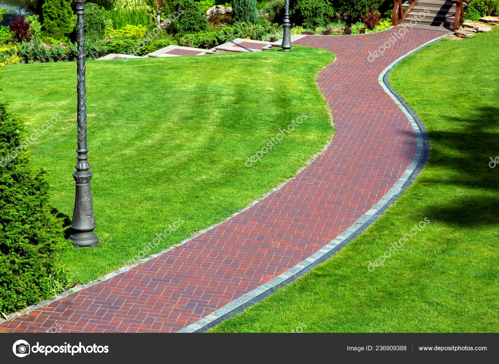 3. Ilhas Faroé Esses telhados de grama típicos proporcionam isolamento,  resistência às intempéries e sustentabilidade, ao mesmo tempo em que se  integram à paisagem. Usados \u200b\u200bhá mais de 1.000 anos, eles exigem, image size:1600x1167