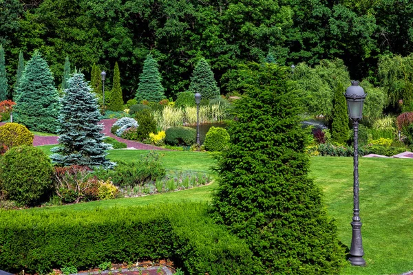 Parque Ajardinado Com Gramado Verde Canteiros Flores Formados Por Arbustos — Fotografia de Stock