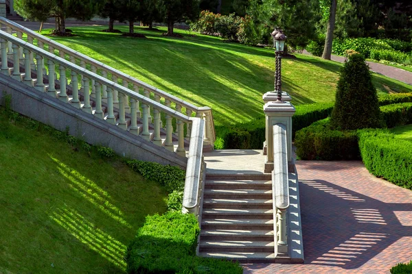 Una Escalera Piedra Con Barandillas Barandilla Hacia Jardín Con Césped — Foto de Stock