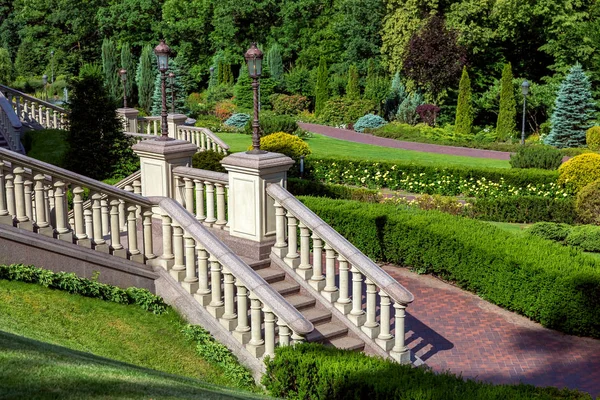 Merdiven korkuluk için park peyzaj tasarım ve şimşir çit ile yürürken yolun aşağı korkuluklar ile.