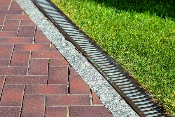 Drainage System Iron Mesh Pedestrian Sidewalk Red Tiles Green Lawn — Stock Photo, Image