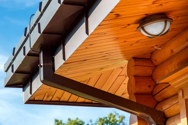 çatı drenaj sistemi günlükleri evin bir fener ile.