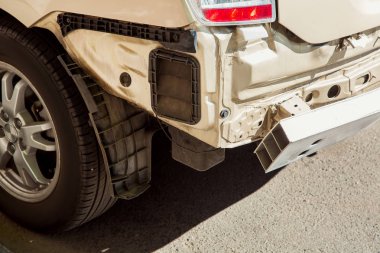 Arabanın arka tampon tamir bölümü güncelleştirmek için plastik bağlantı elemanları üzerinde montaj için yerin yakın çekim.