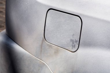 gaz tankı kapağı, gri kirli araba, kir ve toz la kaplı arabanın arka çamurluk kapı yakın çekim.