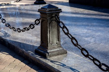 mermer fayans arka planda zincirleri ile siyah demir sütun, kimse.