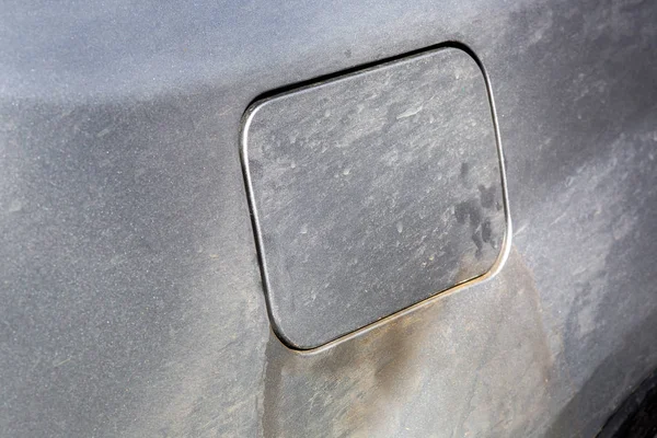 灰色の汚れた車の燃料キャップクローズアップ — ストック写真