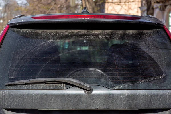 バックウィンドウに乾燥汚れのフロントガラスワイパー汚い車 — ストック写真
