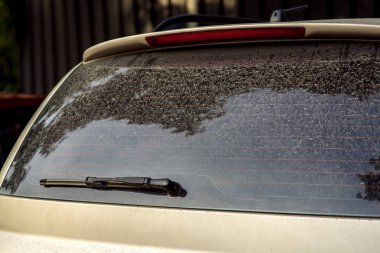 kirli araba ile arka cam sileceği.