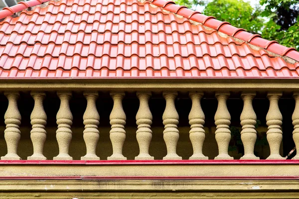 背景中带有阳台石柱的栏杆 屋顶为红色瓷砖 — 图库照片