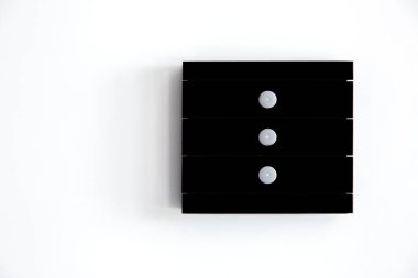 Kopyalama alanına sahip beyaz bir duvara monte edilmiş göstergelere sahip modern siyah cam dokunuşa duyarlı ışık anahtarı.