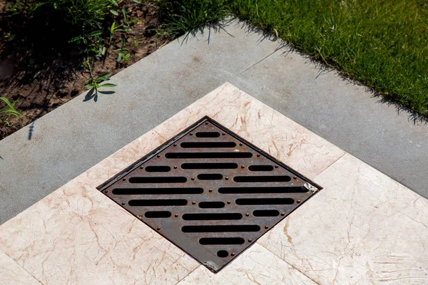 Storm Shower Iron Grate Marble Pavement Park Lawn Green Grass — Stock Photo, Image