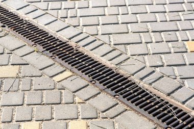 bir kaldırım geçit üzerinde demir kafes drenaj, endüstriyel drenaj sistemi yakın.