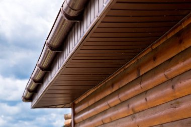 fırtına oluk çatı günlük ev kahverengi bina detayları yakın çekim.