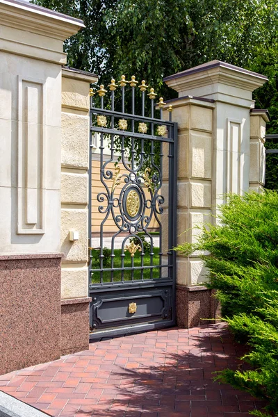 Iron Wrought Iron Gates Entrance Territory Mansion Capital Stone Fence — Stock Photo, Image