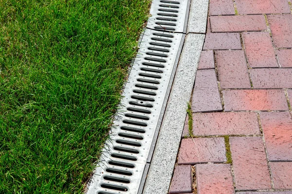 Iron Drainage System Paving Slabs Green Lawn Closeup Iron Grille — Stock Photo, Image