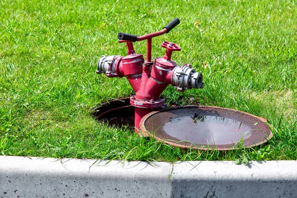 Fire Hydrant Connected Open Manhole Green Lawn Grass Closeup Open — Stock Photo, Image