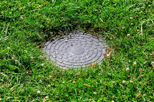 Sewer Manhole Pattern Green Lawn Sunny Summer Day — Stock Photo, Image