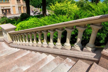 eve inen korkuluk ve yeşil bitkiler ile taş merdiven.