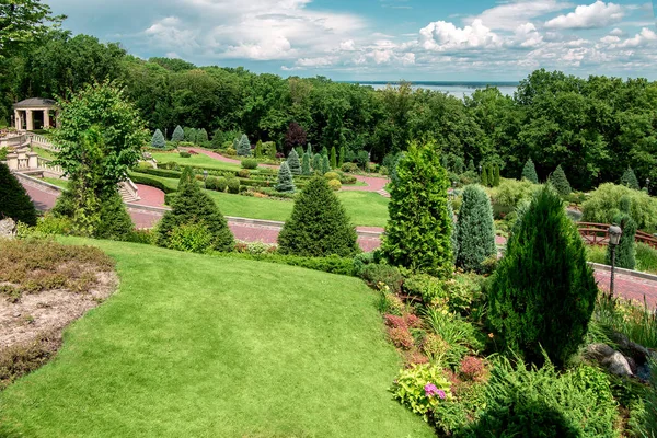 Diseño Paisajístico Parque Con Pino Plantas Caducas Con Nubes Cielo —  Fotos de Stock