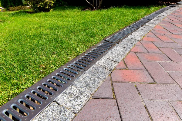 Iron Grate Drainage System Pedestrian Footpath Green Lawn Close — Stock Photo, Image