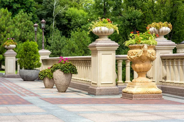Macetas Piedra Barandilla Con Balaustradas Terraza Con Baldosas Jardín Árboles — Foto de Stock