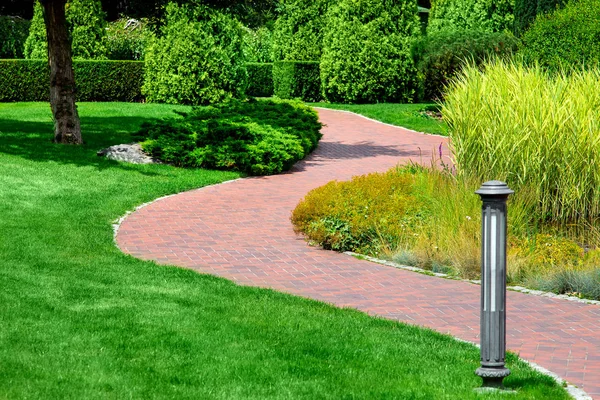 Winding Pedestrian Walkway Made Red Paving Slabs Gray Stone Curb — Stock Photo, Image