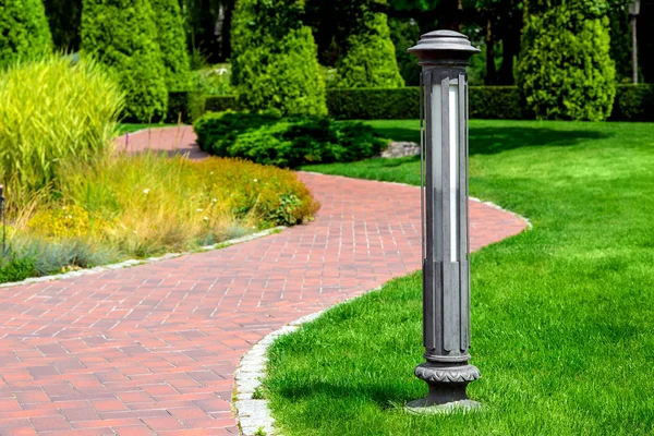 Lighting Groundiron Lantern Street Mounted Green Lawn Park Winding Curved — Stock Photo, Image