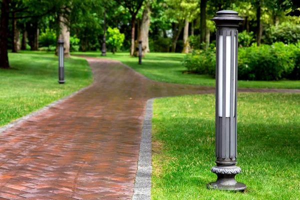 Farol Jardín Hierro Instalado Césped Verde Del Parque Con Sendero — Foto de Stock