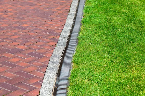 Iron Gutter Grate Drainage System Side Footpath Green Lawn Summer — Stock Photo, Image