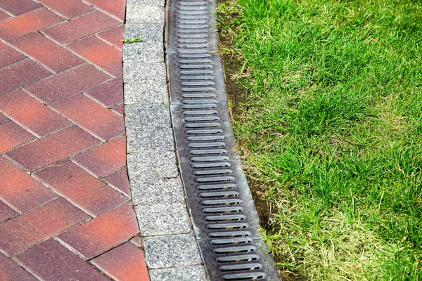 Curve Iron Gutter Grate Drainage System Side Walkway Green Lawn — Stock Photo, Image