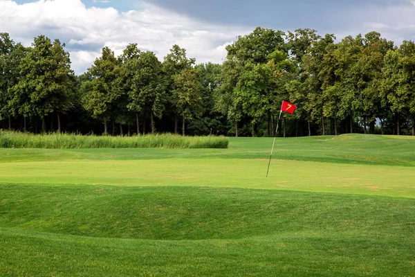 Landschaft Eines Golfplatzes Mit Grünem Rasen Und Hügeliger Spielfläche Mit — Stockfoto