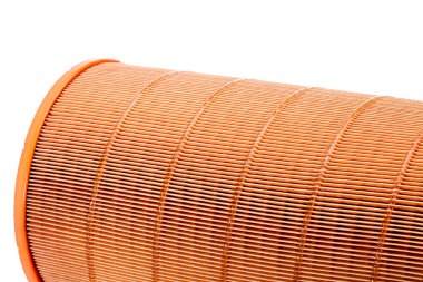 Bir kamyonun dizel motoru için hava filtresi temizleme, fotokopi alanı ile turuncu yedek parça.