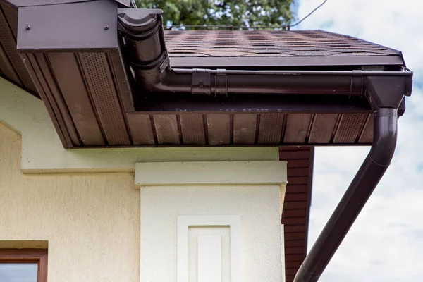 Brązowy Plastikowy Rynna Odwadniająca Dachu Płytek Bitumicznych Zamknąć Rury Odwadniające — Zdjęcie stockowe