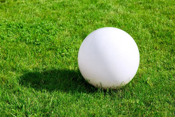 Lámpara Suelo Bola Linterna Sombra Redonda Blanca Sobre Hierba Verde — Foto de Stock