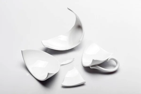 Beyaz Arka Planda Parçalanmış Beyaz Seramik Çay Fincanı Kırık Mahvolmuş — Stok fotoğraf