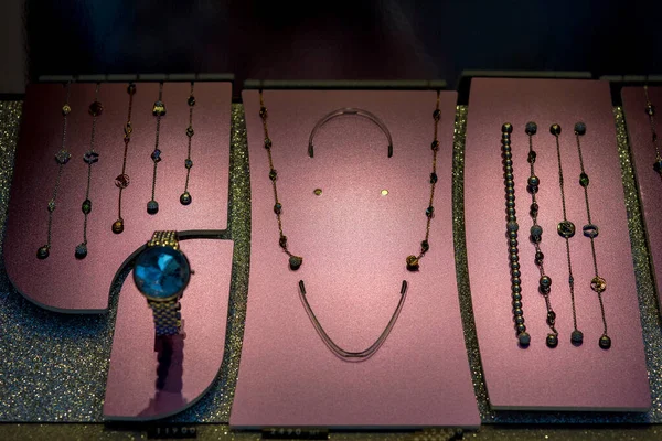 Gösteri Yüzeyinde Zincirli Mücevherler Bilezikler Dekoratif Taşlar Yakın Çekim — Stok fotoğraf