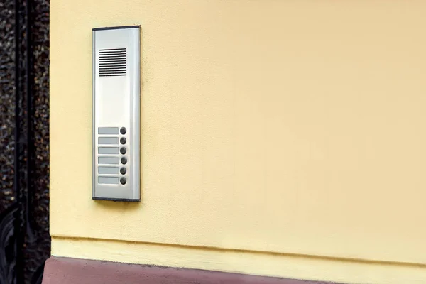 Eine Sprechanlage Mit Mikrofon Und Ruftasten Einer Gelben Wand Eingang — Stockfoto