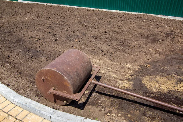 Iron Garden Roller Rolling Soil Lies Rough Rolled Ground Sunny — Stock Photo, Image