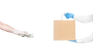 Yüzsüz teslimatçı, elinde kahverengi el işi kağıt paketi ve el çantası ile beyaz, güvenli internet üzerinden izole edilmiş yiyecek teslimatı için para veriyor, sosyal mesafeyi satın alıyor, evde kalıyor..
