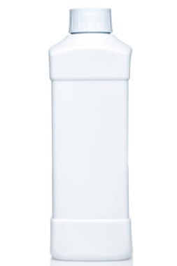 Yuvarlak kapaklı beyaz bir plastik kare şişe beyaz bir arkaplanda izole edilir, etiketlemek için kopyalama alanı.