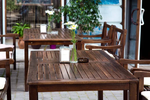 Café Livre Com Mesas Madeira Com Vaso Flores Guardanapos Placas — Fotografia de Stock