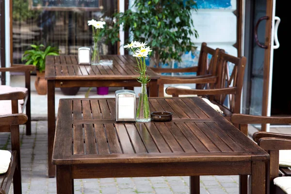 Terras Met Houten Tafels Met Een Vaas Van Bloemen Servetten — Stockfoto